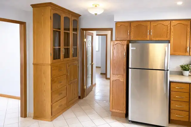 YOUR OASIS! Large3 Bedroom in HIGHLY-DESIRED Neighborhood! - Photo 4