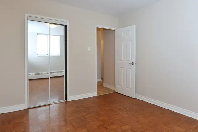 renovated two bedroom, river and gerrard - ID 3130 - Photo 2