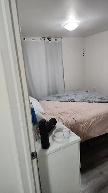 Room for rent all included reasonably priced Christie & St.Clair - Photo 4