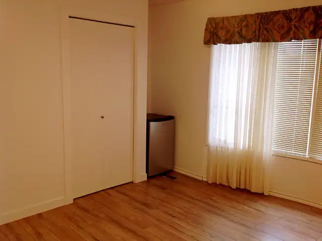 Furnished room for female student, close University April 1st - Photo 4