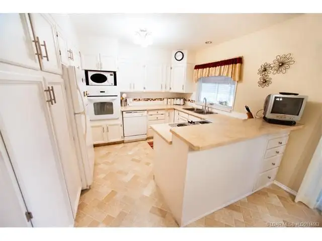 Furnished room for female student, close University April 1st - Photo 8