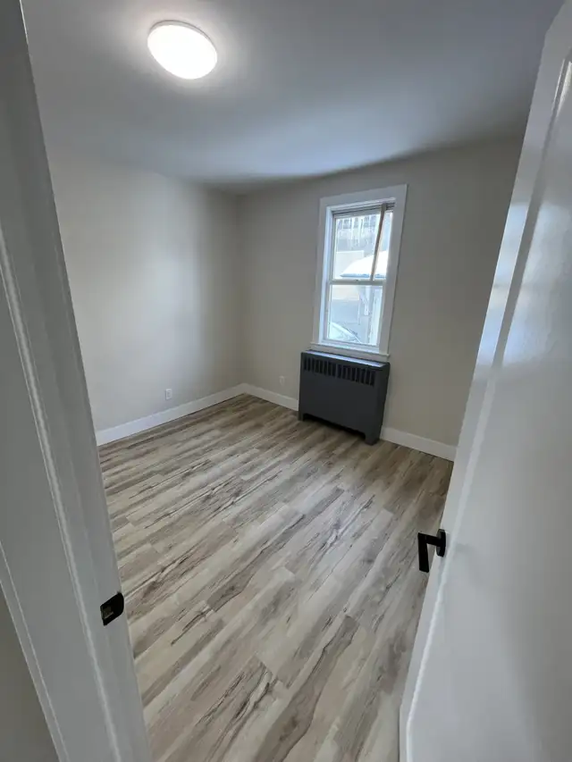 Newly Renovated 2 Bedroom   Den Basement Unit - Photo 5