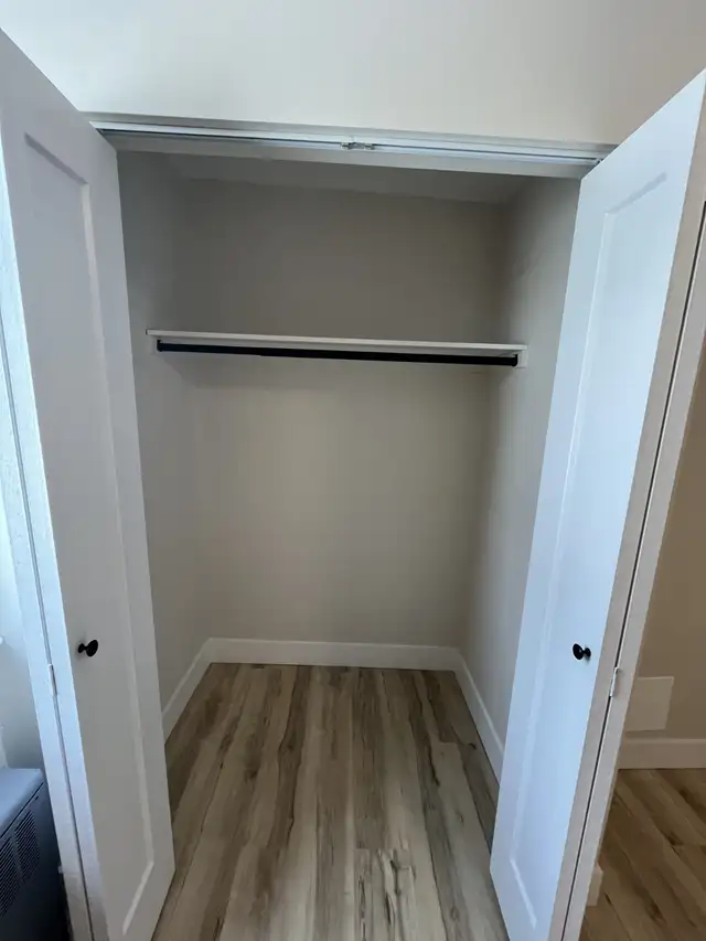 Newly Renovated 2 Bedroom   Den Basement Unit - Photo 8