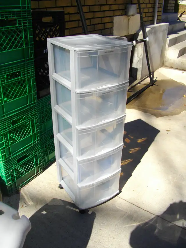 5 DROWER STORAGE ON WHEELS