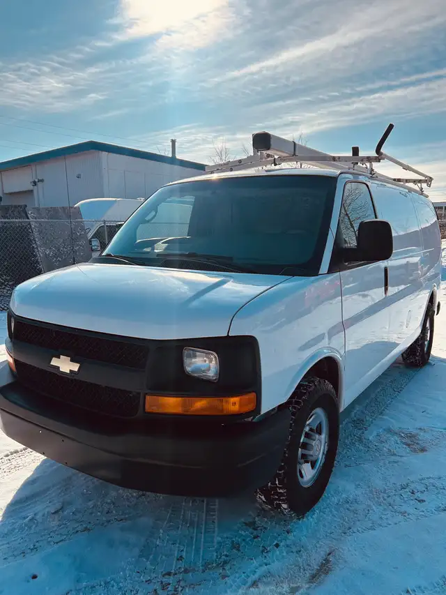2012 Chev Express Cargo Van - Photo 2