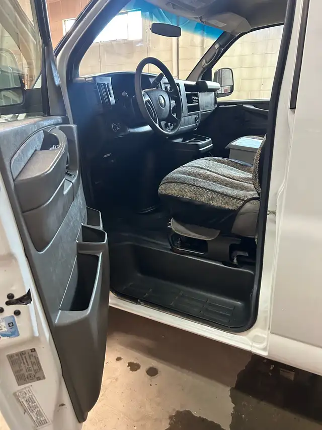 2012 Chev Express Cargo Van - Photo 7