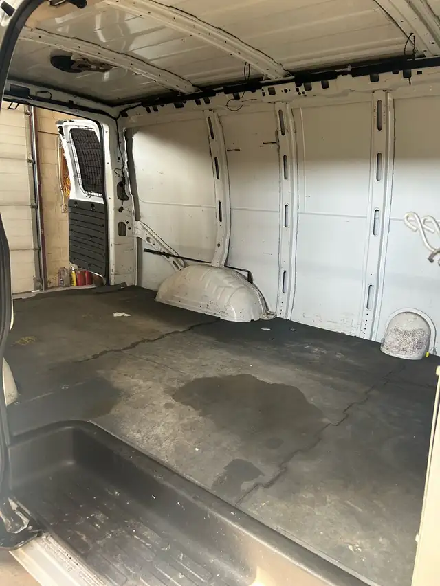 2012 Chev Express Cargo Van - Photo 9