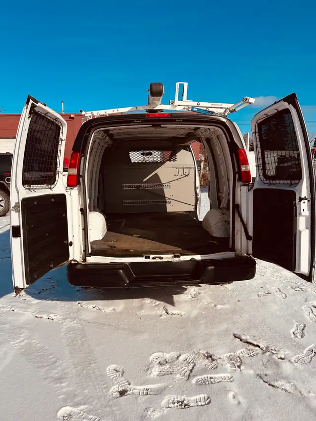 2012 Chev Express Cargo Van - Photo 10
