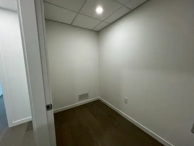 Brand New W68 – 1 BR   Den, 1 BA, 1 Parking For Rent - Photo 5