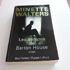 BON ROMAN NEUF DE MINETTE WALTERS, LES DÉMONS DE 379 PAGES $5.00