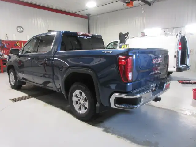 2022 GMC Sierra 1500 SLE Crew Cab V8 4X4 - Photo 3