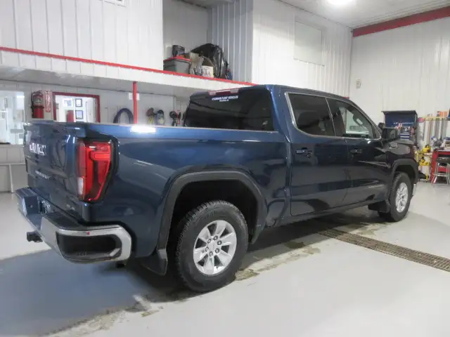 2022 GMC Sierra 1500 SLE Crew Cab V8 4X4 - Photo 4