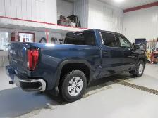 2022 GMC Sierra 1500 SLE Crew Cab V8 4X4 - Photo 4