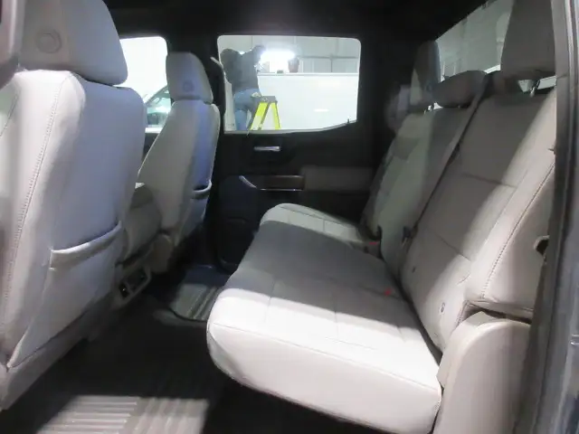 2022 GMC Sierra 1500 SLE Crew Cab V8 4X4 - Photo 8