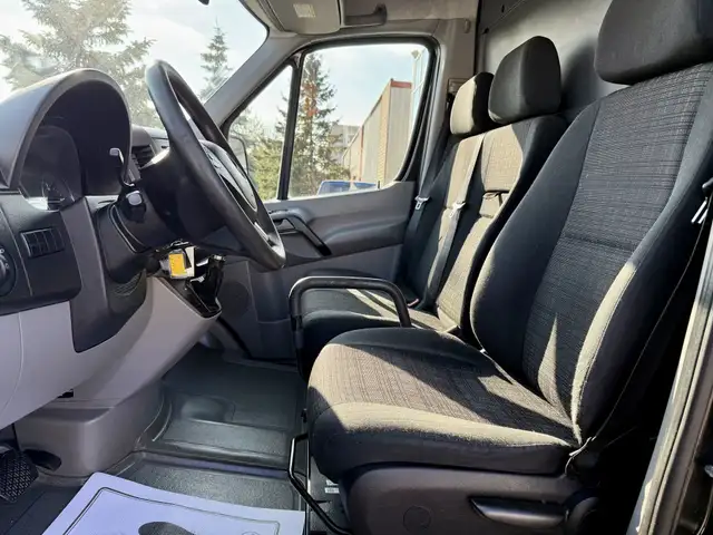 2016 Mercedes-Benz Sprinter Van 144WB - HIGH ROOF - ONLY 190K! - Photo 17