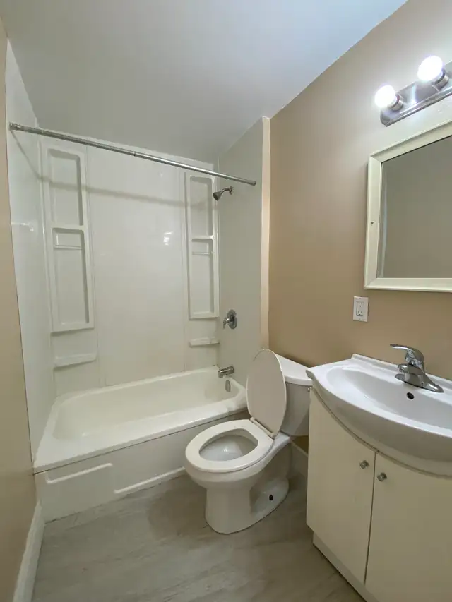 Renovated 2BR on York St, London, $1,450   Hydro, 2 Months Free - Photo 3