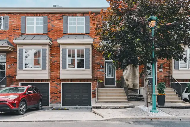 Belle maison sur une rue privée secteur Champfleury Laval
