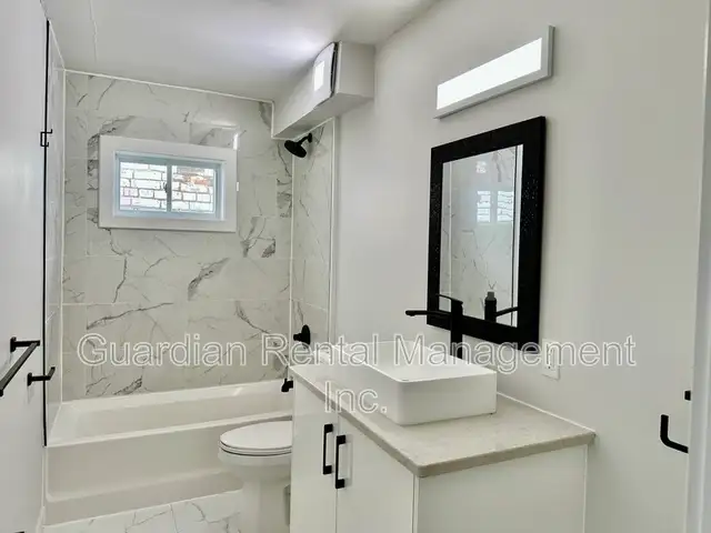 3 Bedroom, 1 Bath Unit - 141A Frederica St. E St. Unit 2 - $1995