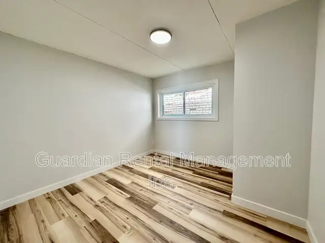 3 Bedroom, 1 Bath Unit - 141A Frederica St. E St. Unit 2 - $1995 - Photo 2