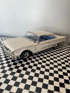 1:18 Scale 1960 Ford Starliner Diecast Car