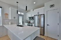 Great space and location 3 Bed 2 bath upper unit for rent! - Photo 2