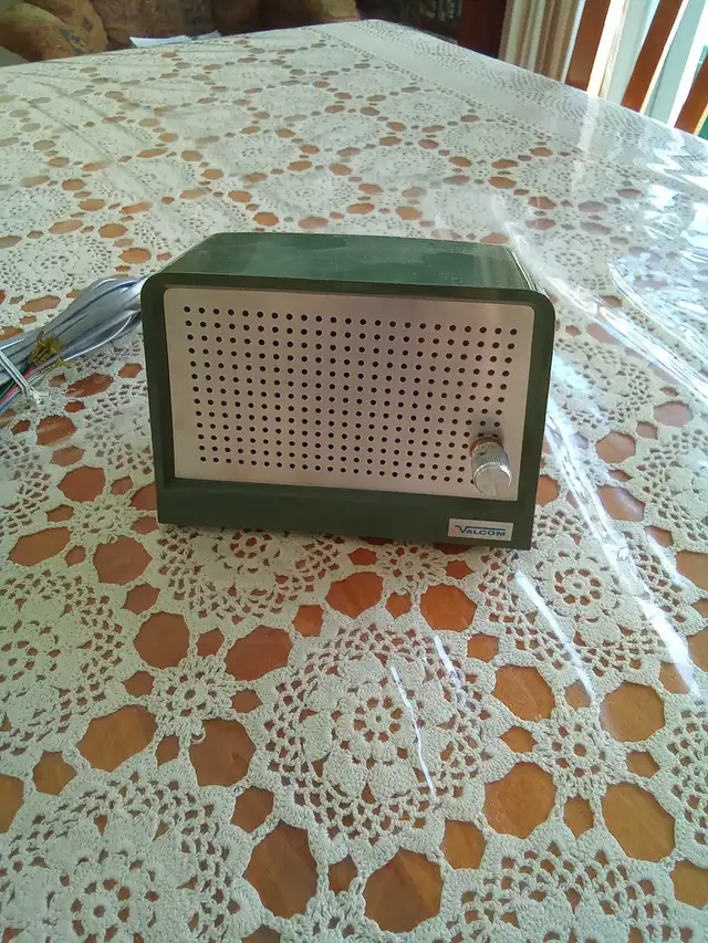 Un beau petit haut-parleur amplifié avec un contrôle de volume.