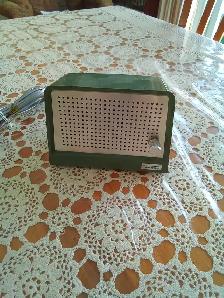 Un beau petit haut-parleur amplifié avec un contrôle de volume.