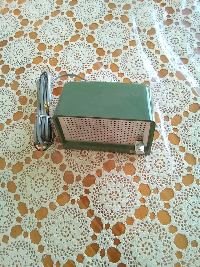 Un beau petit haut-parleur amplifié avec un contrôle de volume. - Photo 2