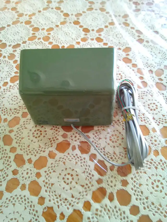 Un beau petit haut-parleur amplifié avec un contrôle de volume. - Photo 3