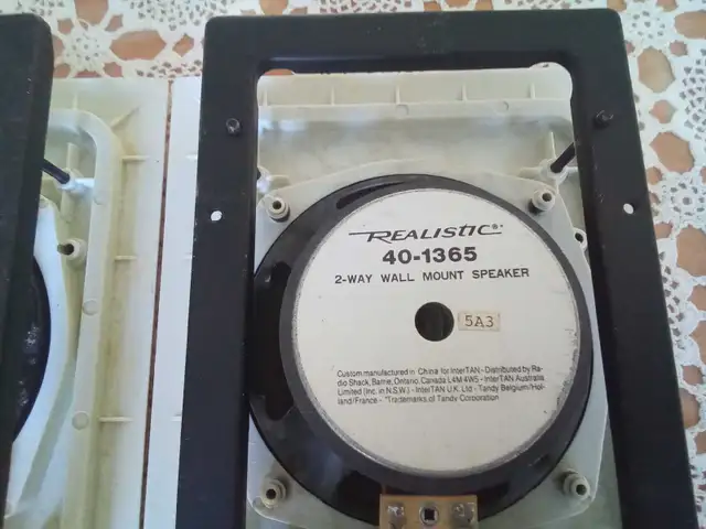 Haut-parleurs murales Realistic . - Photo 2