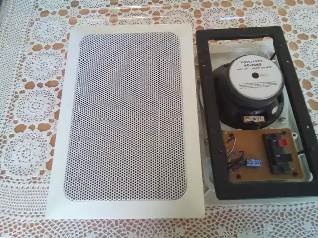 Haut-parleurs murales Realistic . - Photo 3