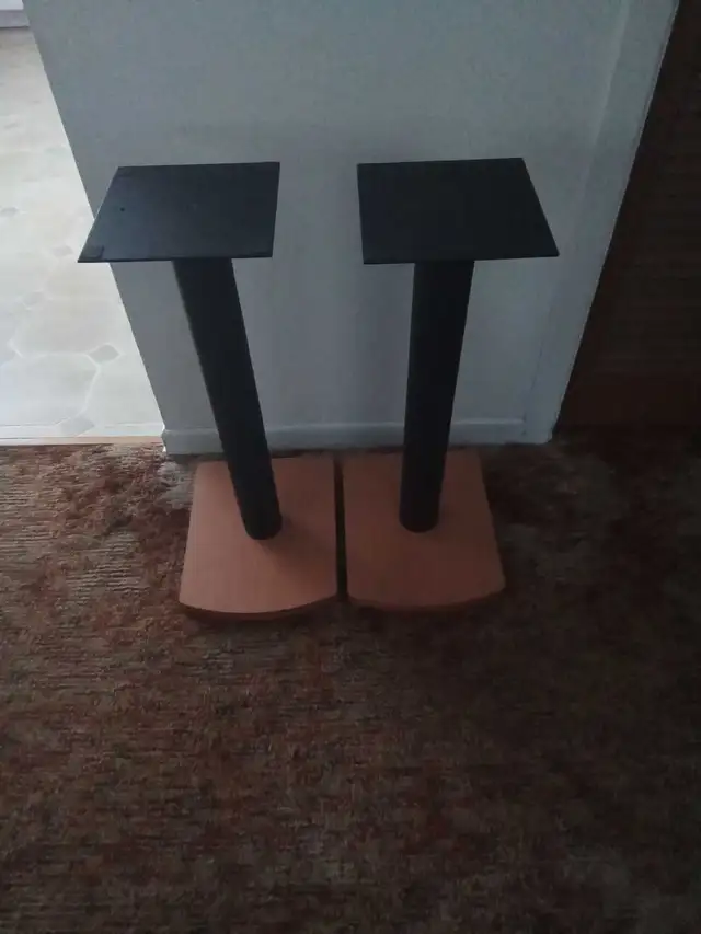 Supports pour haut-parleurs hauteur 24 pouces.