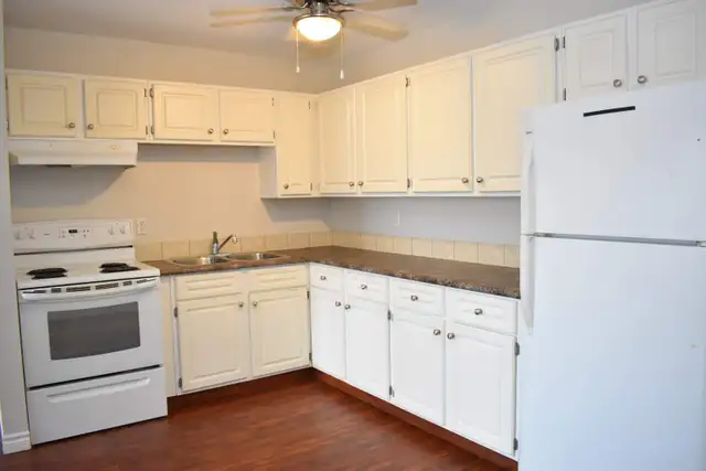 SPACIOUS – RENOVATED – PET FRIENDLY - Photo 3