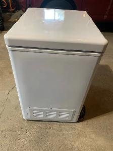 Danby compact chest Freezer - Photo 2