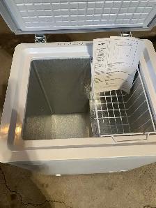 Danby compact chest Freezer - Photo 4