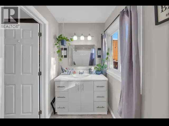 279,900! Two Bed / One bath home! - Photo 9