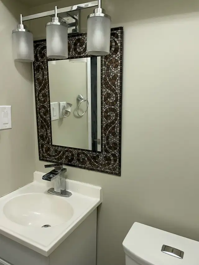 3 Bedrooms House For Rent- Brampton - Photo 2