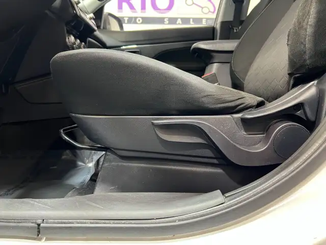 2020 Mitsubishi RVR - Photo 13