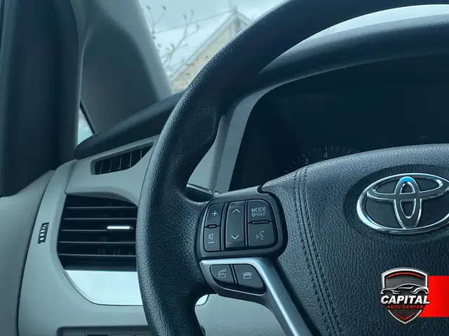 2017 Toyota Sienna LE - Photo 8