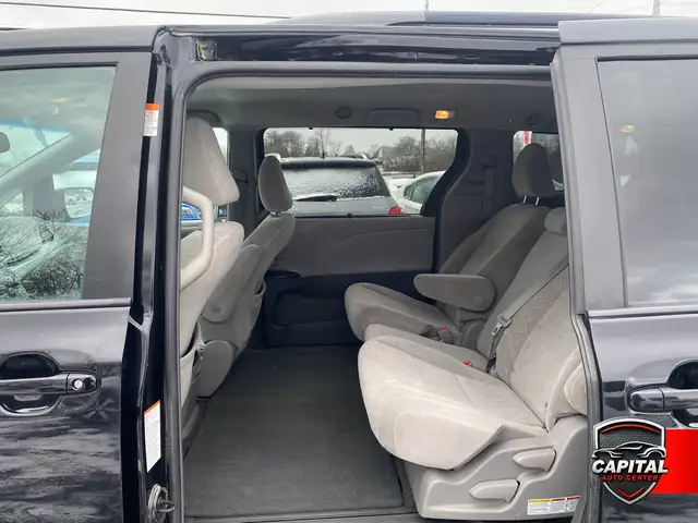 2017 Toyota Sienna LE - Photo 10