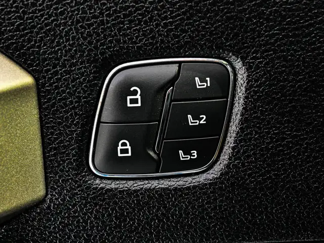 2021 Ford Super Duty F-350 SRW LARIAT Tremor Off-Road 7.3L - Photo 21