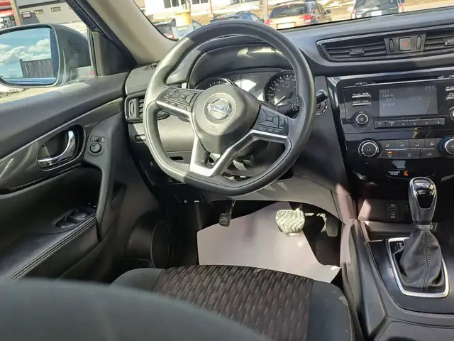 2017 Nissan Rogue SV AWD - Photo 10