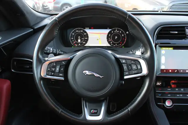 2020 Jaguar F-Pace - Photo 12