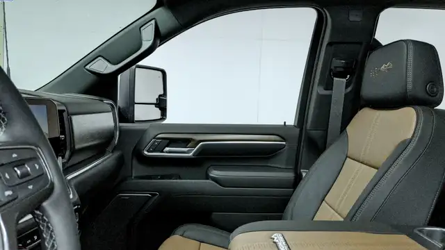 2025 Chevrolet Silverado 3500HD High Country - Photo 29
