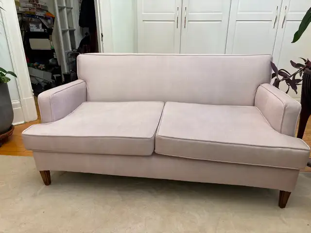 Petit sofa moderne – parfait pour petit espace