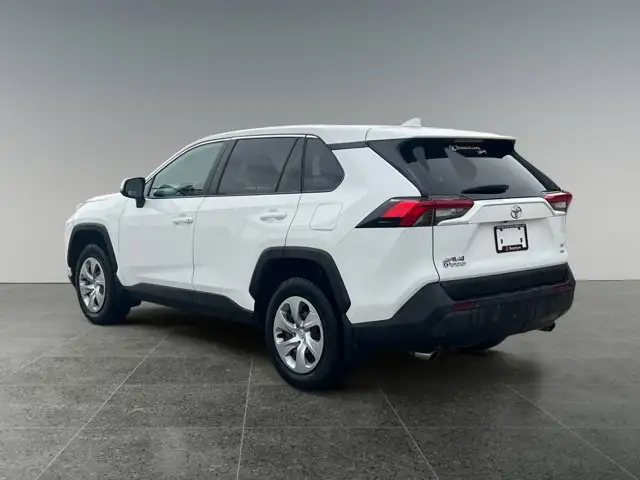 2022 Toyota RAV4 LE - Photo 4