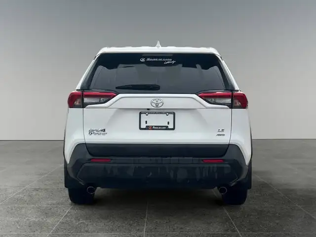 2022 Toyota RAV4 LE - Photo 5