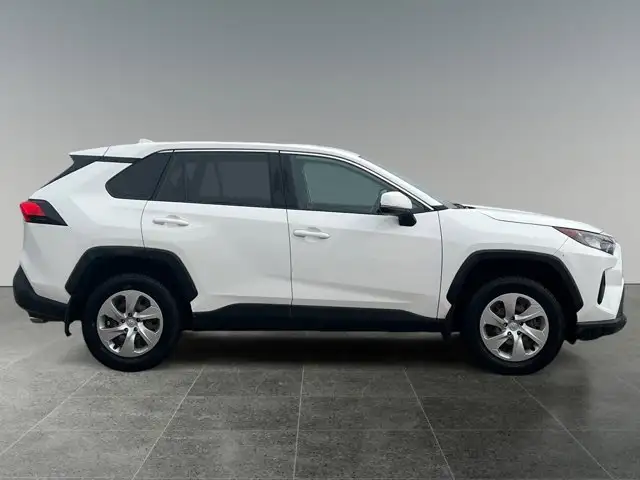 2022 Toyota RAV4 LE - Photo 8