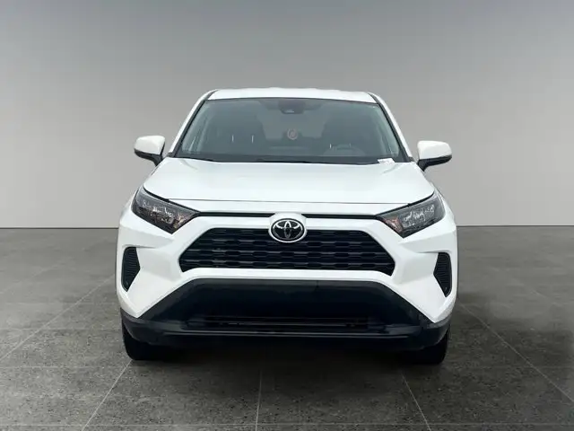 2022 Toyota RAV4 LE - Photo 10