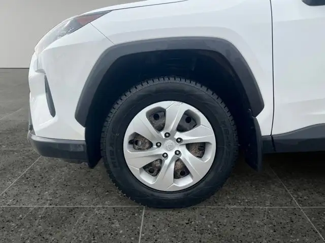 2022 Toyota RAV4 LE - Photo 11